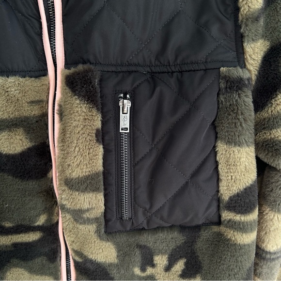 Rails ~Wesley Faux Fur Camo Jacket in size Small - Picture 6 of 13